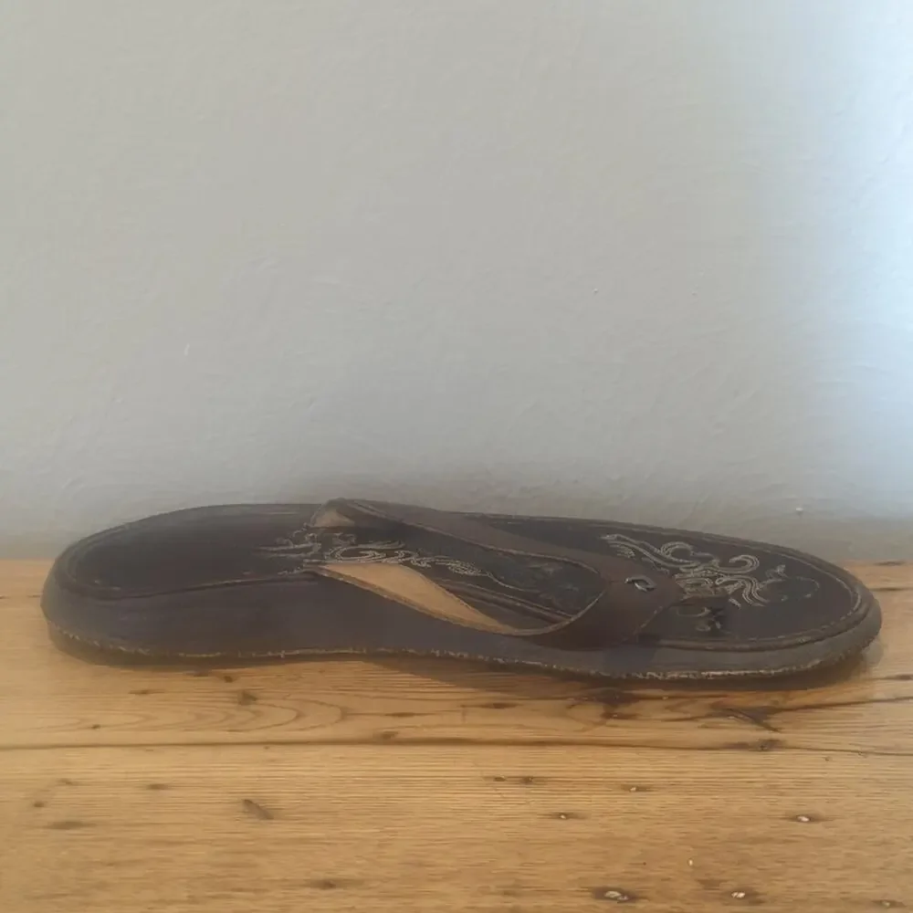 OluKai Hawaiian Inspired Brown Leather Sandals Women's Size 9